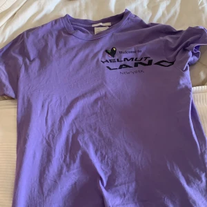 Helmut lang  - Säljer min Helmut lang t shirt Ny pris 2000kr  Jätte bra skick 9/10 Pris kan såklart diskuteras
