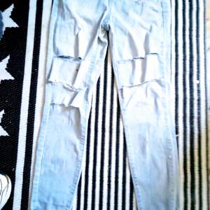 Nyköpta jeans i stretch slitna style / fina sommar jeans . Tyvär för små för mig fick i present 🎁!!!! Säljes därav 