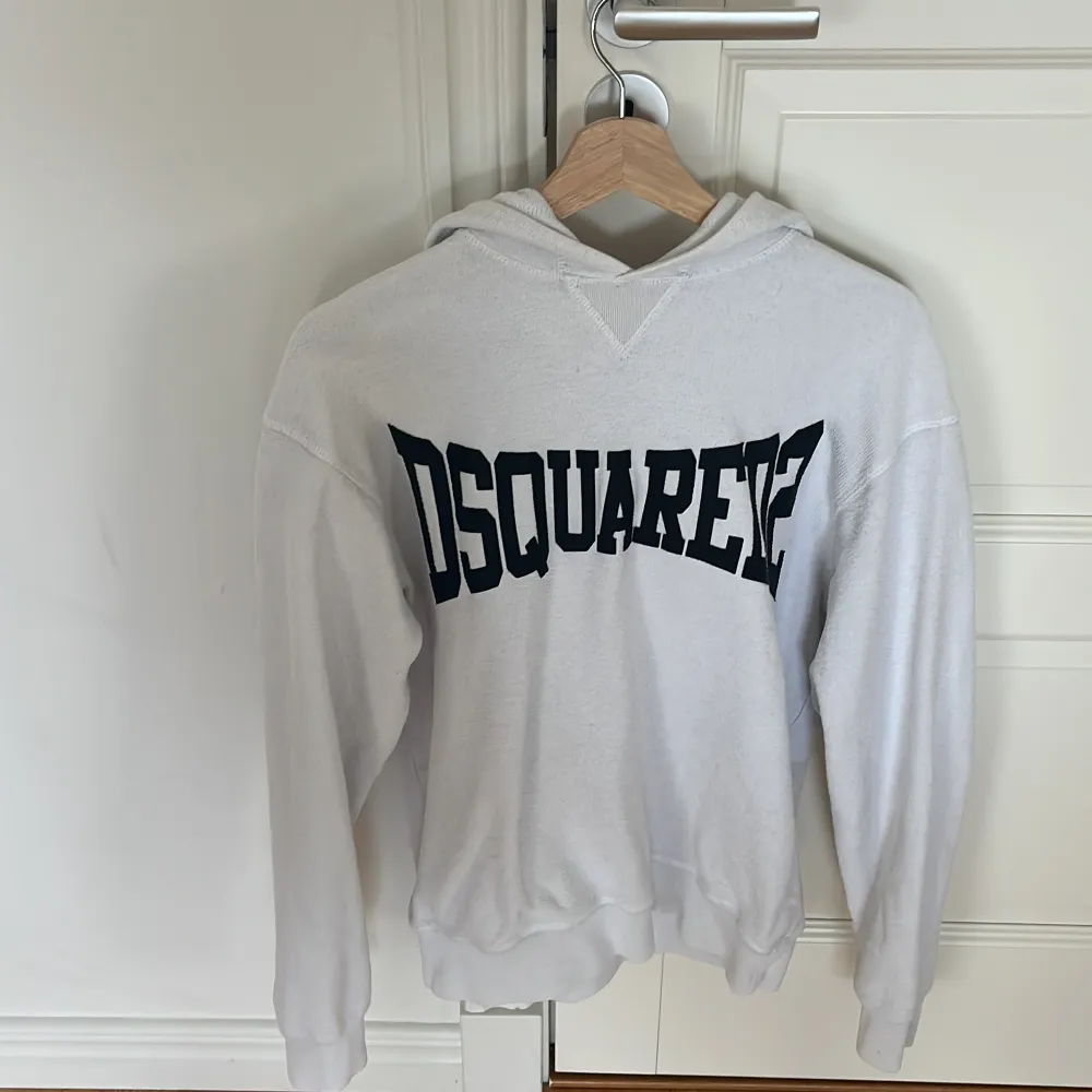 DSQUARED2 hoodie bra skick 8/10 Snygg Hoodie till bra pris ordinarie pris 3000 mitt pris 1200. Hoodies.