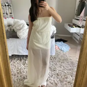 Såå fin långklänning med skit snygg slits!! Säljer då den inte kommer till användning 🥰