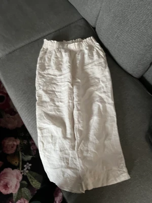 Linnebyxor  - Hej säljer ett par linnebyxor som inte föll mig i smaken. De är ytterst lite slitna mellan benen och använda förra säsongen men nu är de inte använda alls därav säljer jag. Nypris 300 kr 