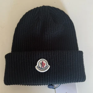 Moncler mössa - Ny mössa, aldrig använd Original pris 2225kr
