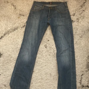 Lee jeans - Säljer dessa snygga low rise lee jeans för att dom inte kommer till användning