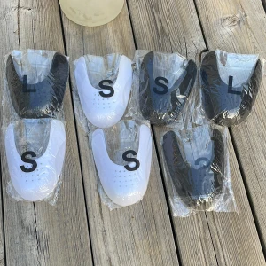 Crease Skydd - Helt nya crease skydd, finns 2 large inne i färgen svart och 4 Small i vit och svart. 25kr styck, alla för 110kr.