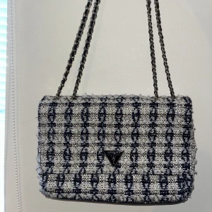 guess väska - en jättefin handväska från guess❣️nypris runt 1000-1400💕pris kan diskuteras, det är bara att skicka ett meddelande 