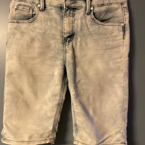 Ljusblåa jeansshorts  - Härliga sommar shorts. Resår i midjan. 