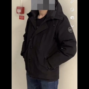 Canada Goose Cheateu Parka - Säljer denna jacka pågrund av att jag inte har någon andvänding av den längre jackan är storlek S och passar M. har haft den i 3veckor inga skador på jackan