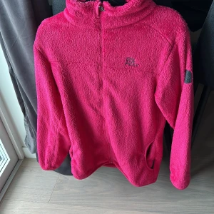 Kofta  - Rosa fleece kofta i strl 146/152 passar mig som har S-M! Säljs för 100kr 
