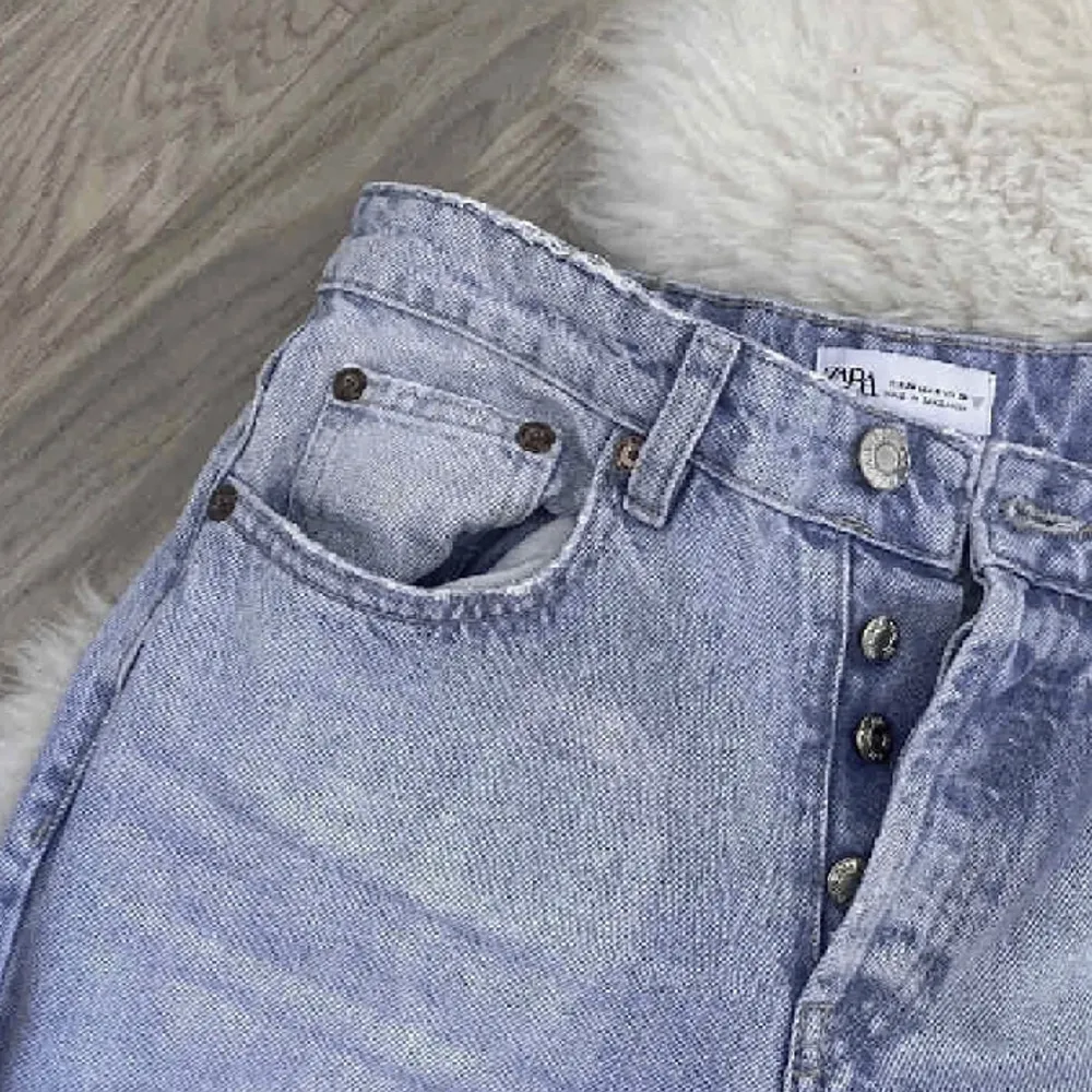 Zara mid rise jeans🤍 Ett parti är ljusare (syns på andra bilden) och därav priset🫶🏼 lånade bilder. Jeans & Byxor.