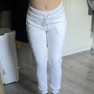 Mjukis byxor  - Original priset ligger runt 900-1000  Har andvänt ett par gånger väldigt sköna och bekväma 