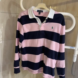 Långärmad piké - Långärmad piké jätte snygg inga skador knappt använda pga storlek. Köpt 2000kr