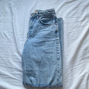 Blåa jeans med hål vid knäna  - Använt dom få gånger  Inget jag vill ha kvar