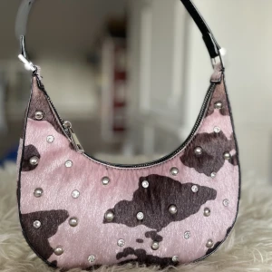 Handväska - Jättefin väska i bra skick. Mått: 22 x 17 x 4 cm.