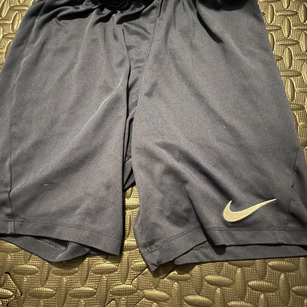 Nike shorts mörk blå (storlek S) 50kr och Nike tröjor ( storlek M på rosa och XL på blå) båda kostar 75kr. Hoodies.