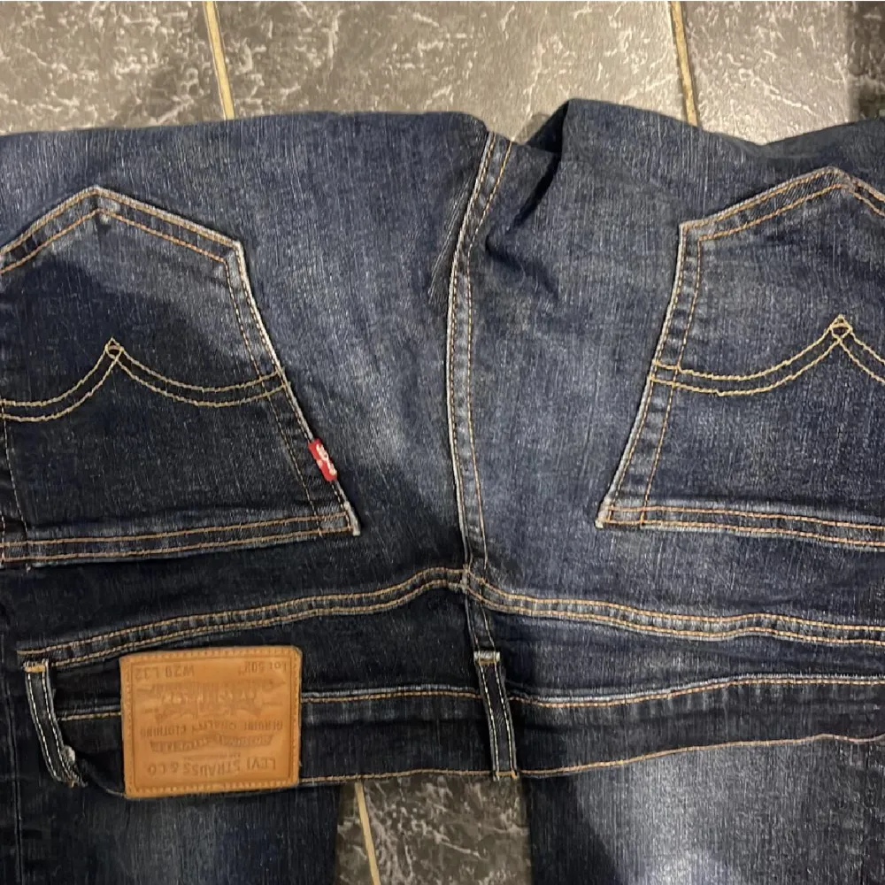 Riktigt feta Levis jeans i strlk 29/32 . Kan tänka mig en prissänkning vid snabb äffär. Priset går alltid att diskutera . Jeans & Byxor.