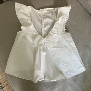 Vit blus zara - Säljer denna vita toppen med volang från zara❤️ såå söt och aldrig använd