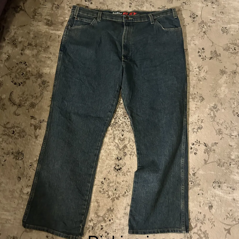 Feta dickies jeans riktigt schysst färg!  Storlek 40/30 men sitter mindre i midjan! Pris 199 kr. Jeans & Byxor.