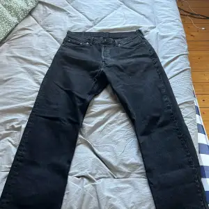 Svarta weekday jeans som har storlek 31/30, väldigt bra skick har använt dom minst 2 gånger så 9/10