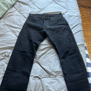 Svarta weekday jeans  - Svarta weekday jeans som har storlek 31/30, väldigt bra skick har använt dom minst 2 gånger så 9/10