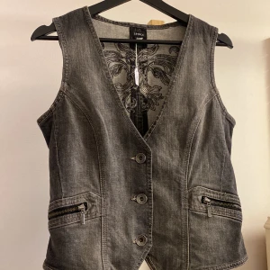 Jeans väst/Corset  - Skit snygg vintage väst/corset. Köpt begagnad men alldrig använt och prislapp fortfarande på! 