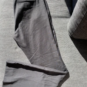 Kostymbyxor midwaist - Medelhöga kostymbyxor från Lindex som är supersköna och utsvängda❤️  Kom privat gör bild på❤️