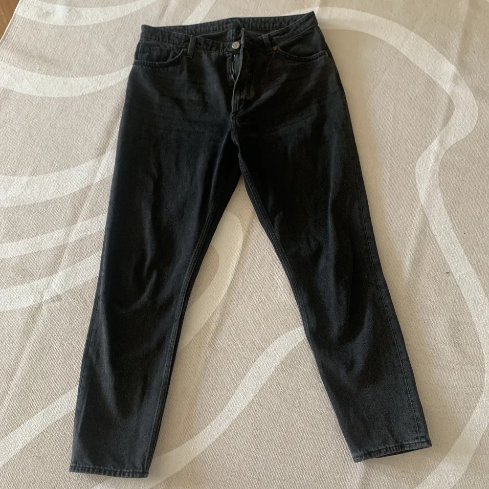 Jeans från monki i grå svart. Modell high relaxed . Jeans & Byxor.