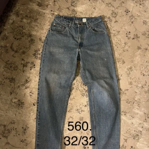 Levis jeans  - Feta Levis 560 riktigt schysst  färg!  Storlek 32/32!  Pris 299 kr