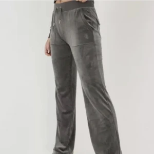 Juisy byxor - Säljer mina Juisy byxor då dom inte längre kommer till användning💕vill sälja snabbt så pris kan diskuteras 