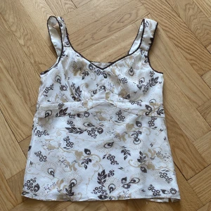 gullig topp - Väldigt söt topp från Ann Taylor. 