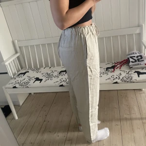 Linnebyxor - Beiga linnebyxor från Mango i storlek L, aldrig använda. 