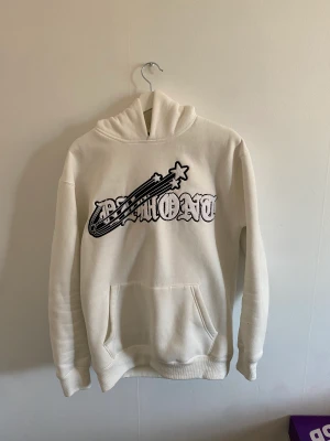 Demont Hoodie - Hoodie ifrån Demont, storlek S, passar Medium, använd fåtal gånger, nypris 1000, mitt pris 700kr