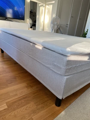 Happy kontinental säng 140cm - Happy kontinental säng 140x200 säng från trademax köpt för 10.000 för två år sen. Ljusgrå. Har endast små fläckar på ena sidan av madrassen.   Pris kan diskuteras vid snabb affär. Hämtas i Upplands Väsby