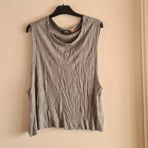 Linne large  - Linne i storlek large  Bredare armhålor så man kan se BH/topp