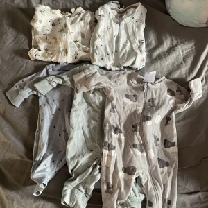 Pyjamas - Säljer pyjamaser storlek 44 , två med fötter samt en pyjamas i storlek 50 med fötter.