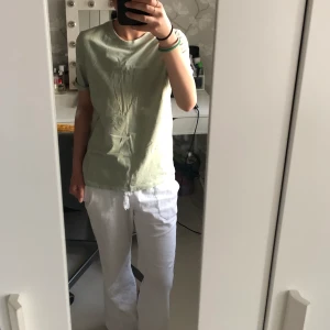 T-shirt - Säljer en ljusgrön T-shirt från Vero Moda i strl. XS. Köpt våren 20 och använd samma år under sommaren. Aldrig använt sedan dess. Köparen står för frakten😇