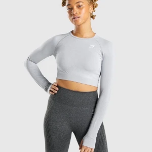 gymshark top long sleeve - Ljusgrå träningstopp från gymshark i modellen gymshark top long sleeve. Stl s. Använd fåtal gånger och därmed i nyskick.🩷