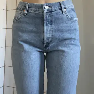 Ljusa jeans från Mango. Väldigt bra skick. Säljer eftersom de är för stora för mig. Storlek: 42. 