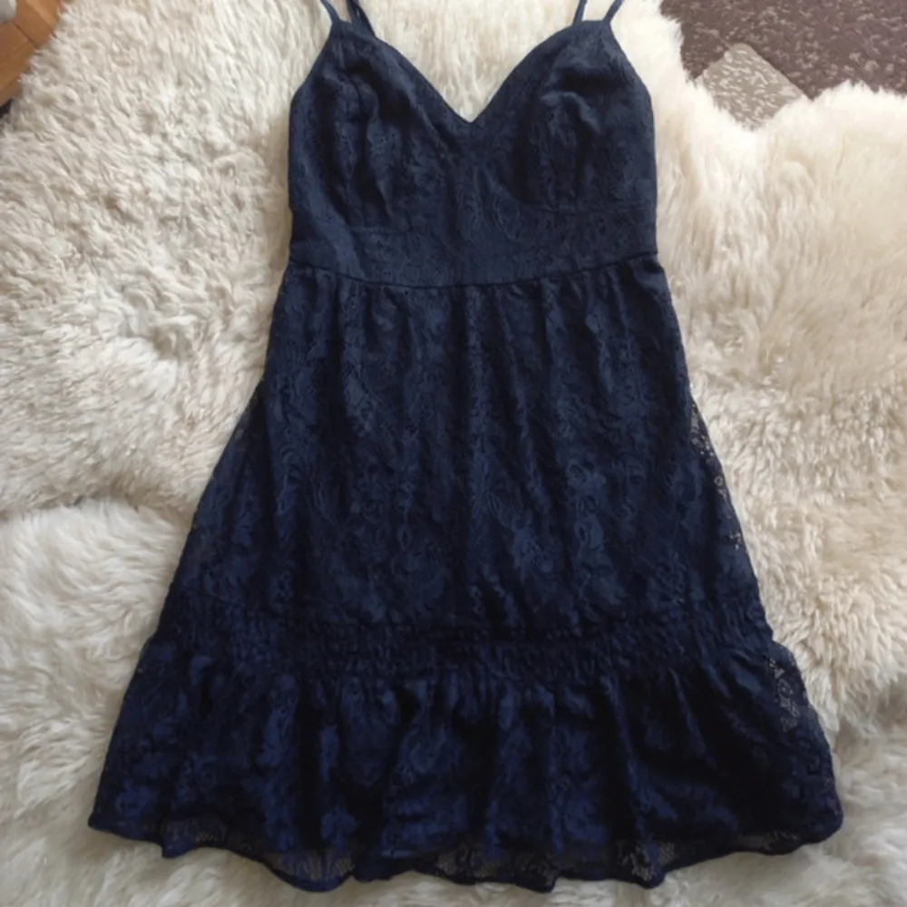 Säljer denna jättefina klänning från Hollister 🫶🏼 Aldrig använd! . Klänningar.