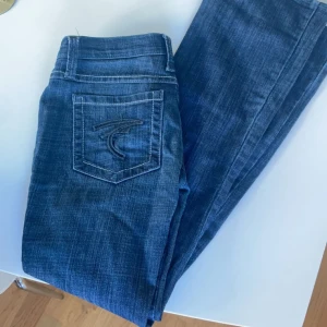 Lågmidjade Frankie B. Jeans - Retro lågmidjade jeans, passar i längd på mig som 160cm! Mörkblå bra kvalité. Pris kan diskuteras!