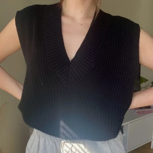 Stickad väst perfekt skick - Använd 1-2 gånger, superfin över blus eller som den är! Inte varm så perfekt till sommaren!