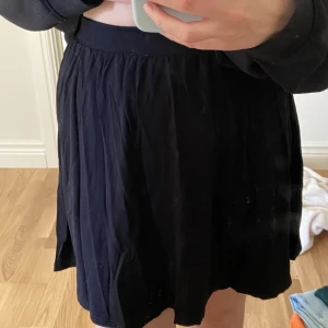 Kjol - Kort bomullskjol. Använd fåtal gånger 