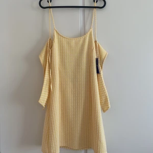 Sommarklänning från topshop  - Säljer denna superfina gula sommarklänningen som jag köpte från sellpy men var tyvärr för liten. Knyte i ryggen och från topshop. Storlek 38 
