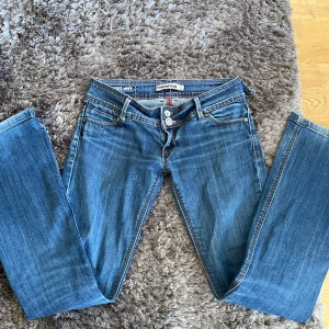Low waist  - Säljer mina favorit jeans, dom har tyvärr blivit för små men skulle säga att de passar 25/26! Inga skador förutom på sidan då det är ett litet hål men det går att sy ihop (köpte dom för 500kr)🥰