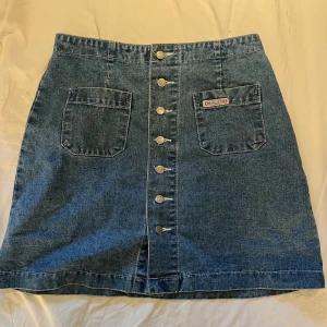 Jeans kjol - Jeans kjol med knappar hela vägen med fina Paris detaljer! 💝💝perfekt till sommaren!💖kan posta och mötas i Stockholm