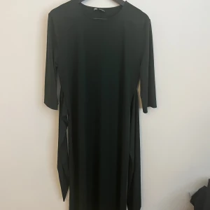 Mörkgrön midi klänning - Aldrig använd, från Zara