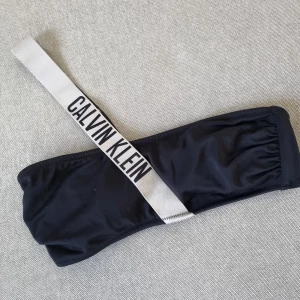 Calvin klein bikinitopp - Använd en gång då den är för stor för mig.  Storlek small 
