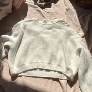 Vit stickad tröja  - Vit stickad tröja i storlek S ifrån zara, jätte jätte skönt material och bra sick, inga trådar som hänger eller något!❤️