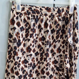 Kjol - Mönstretrad sommar kjol har använts få gånger. 