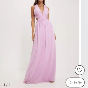 Balklänning  - Säljer min superfina balklänning! Använd endast en gång vilket var för ca 1 år sedan. Köpt på Nelly, storlek 34 men har sytt upp den några cm, passar mig som e 165+klackar. Första bilden har jag tagit från nellys hemsida, de andra är mina💗