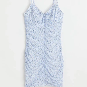 Sommarklänning  - Säljer denna jättesöta klänning då den inte kommer till användning längre🫶🏼❤️‍🔥